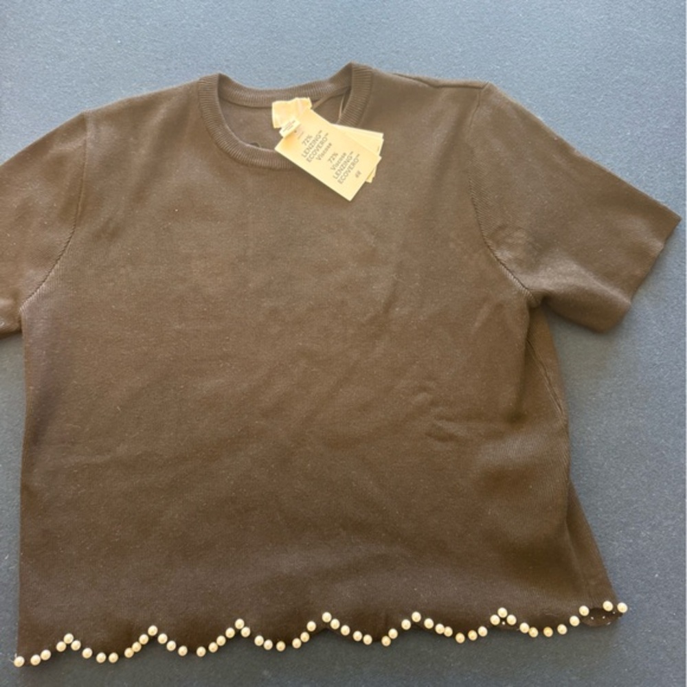 H&M pretty top with scalloped “pearl trim” edge! FUN & FLATTERING. Day to night